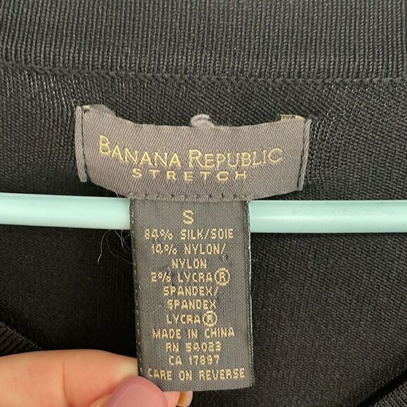 Banana Republic soft black, V-neck stretch, sweater size S - Picture 2 of 5